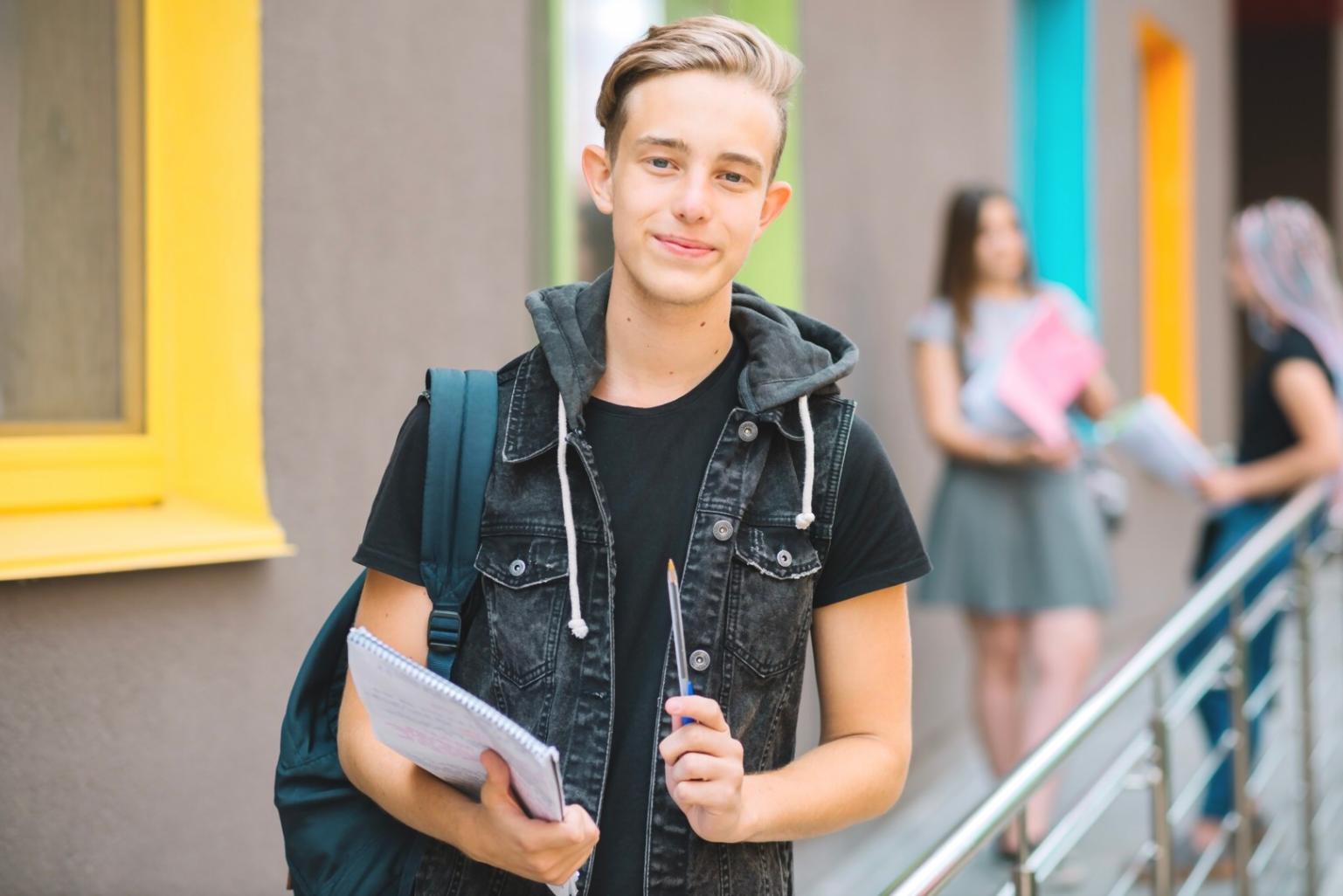 Analisi comparativa di documenti finanziari aziendali con grafici e indicatori di performance