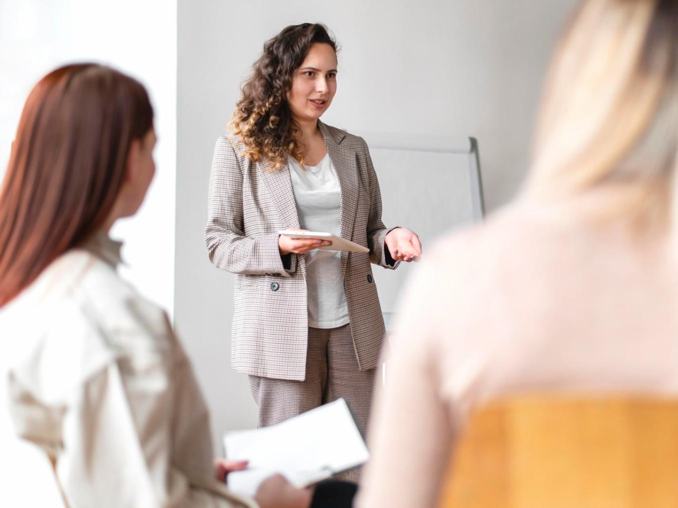 Analisi dettagliata di documenti finanziari con grafici e dati comparativi